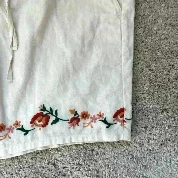 Linen Blend Floral Embroidered Shorts, Hollister - Picture 3 of 4